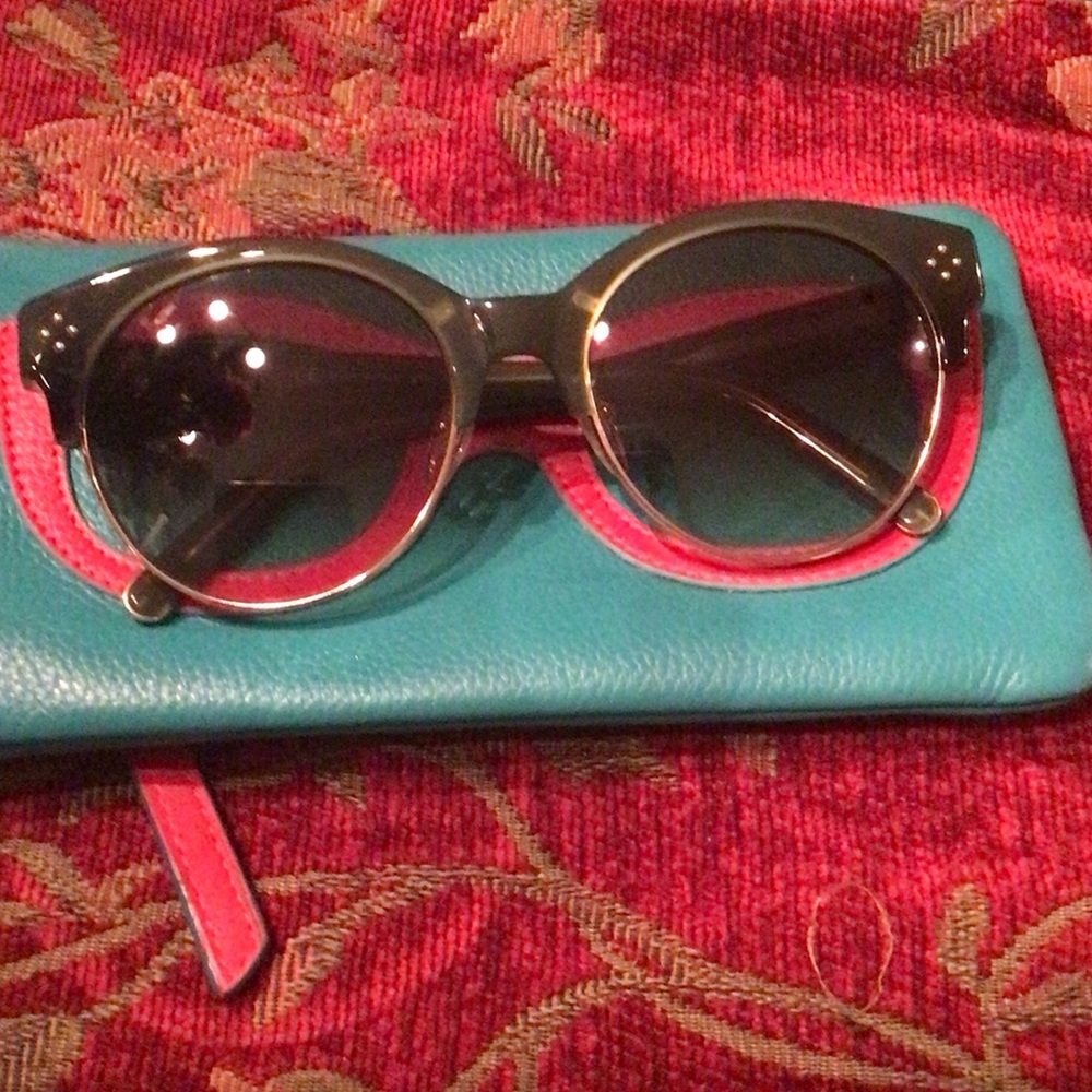 Round Cat-Eye Women's Sunglasses in Black and Pink